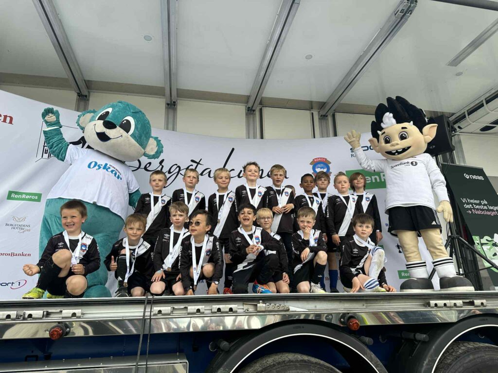 Oskar og RBK trollet med på lagbilde er stas